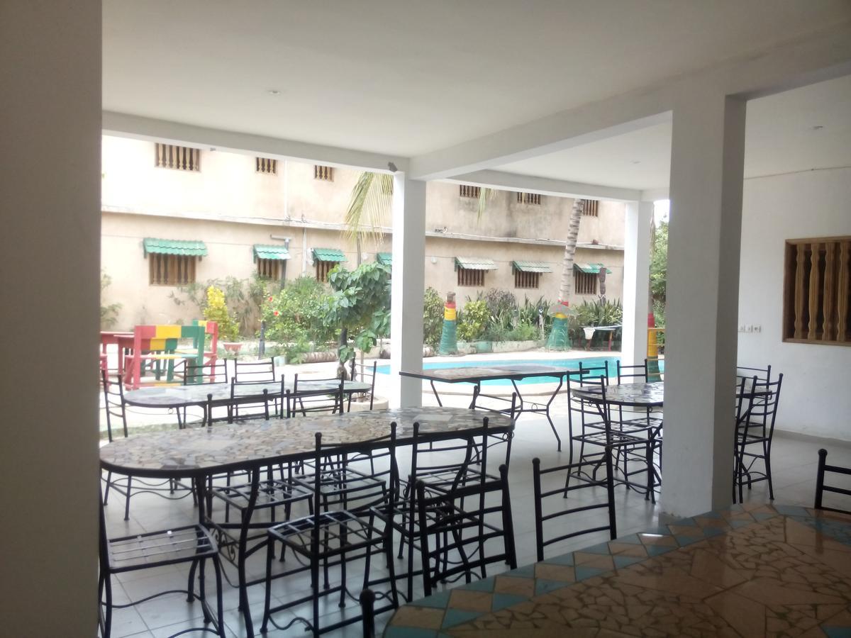 Guesthouse Dalal Ak Jamm อึมบูร์ ภายนอก รูปภาพ